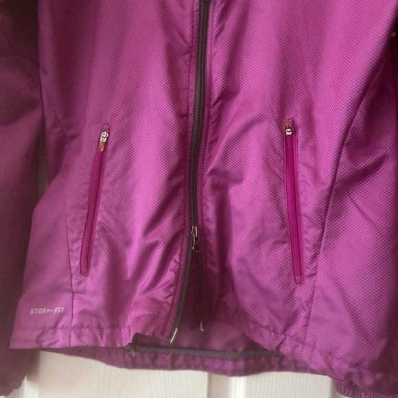 Super Cute, Nike Magenta Wind Breaker Form Fitted, Excellent Shape, 2 way Zipper - Picture 11 of 14
